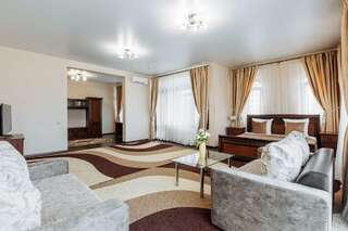 Отель Дом Москвы Сухум Люкс с кроватью размера «king-size» и балконом-3