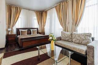 Отель Дом Москвы Сухум Люкс с кроватью размера «king-size» и балконом-2
