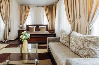 Отель Дом Москвы Сухум Люкс с кроватью размера «king-size» и балконом-1
